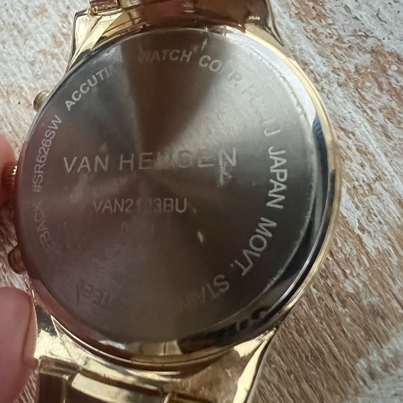 Men’s Van Heusen Gold Watch In Box Works VAN2123BU - Picture 7 of 7